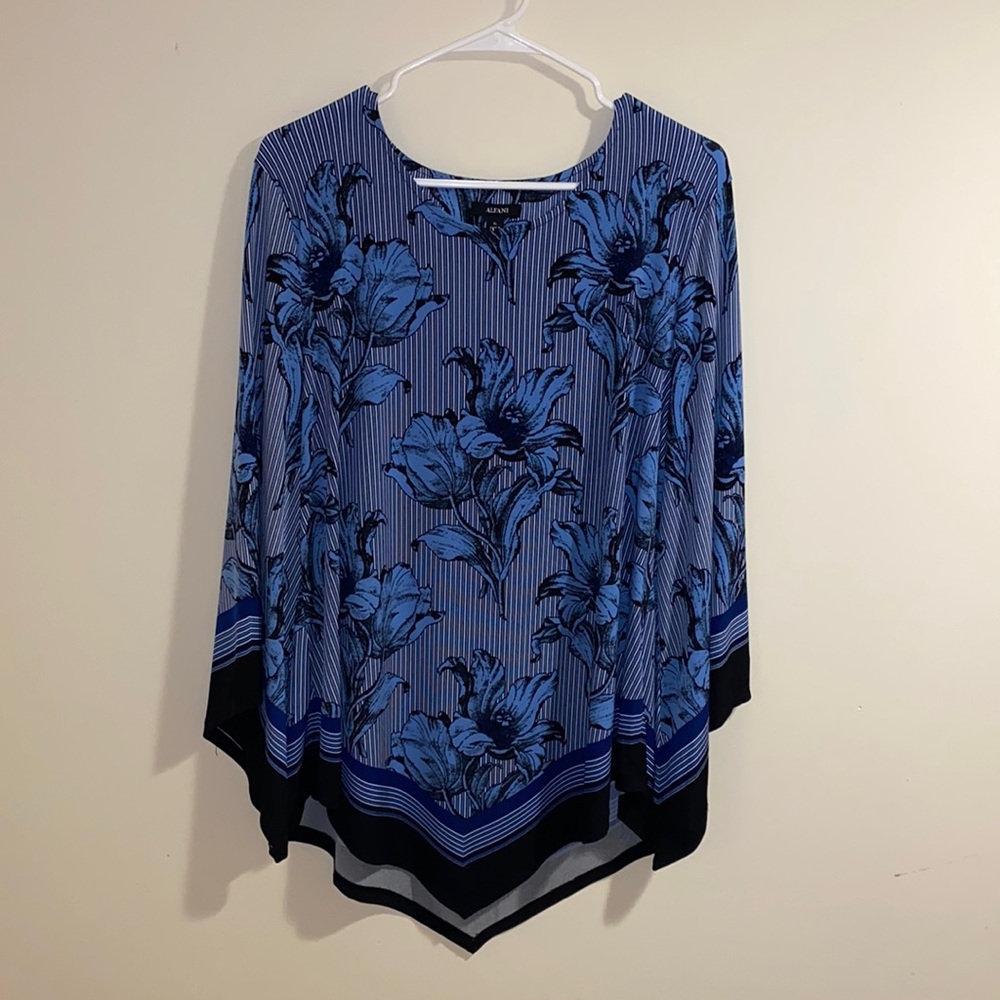 Alfani blue & black point-hem top. Size XL